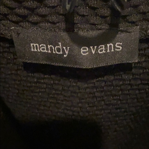 Black skirt wavy hemline. - Picture 5 of 6